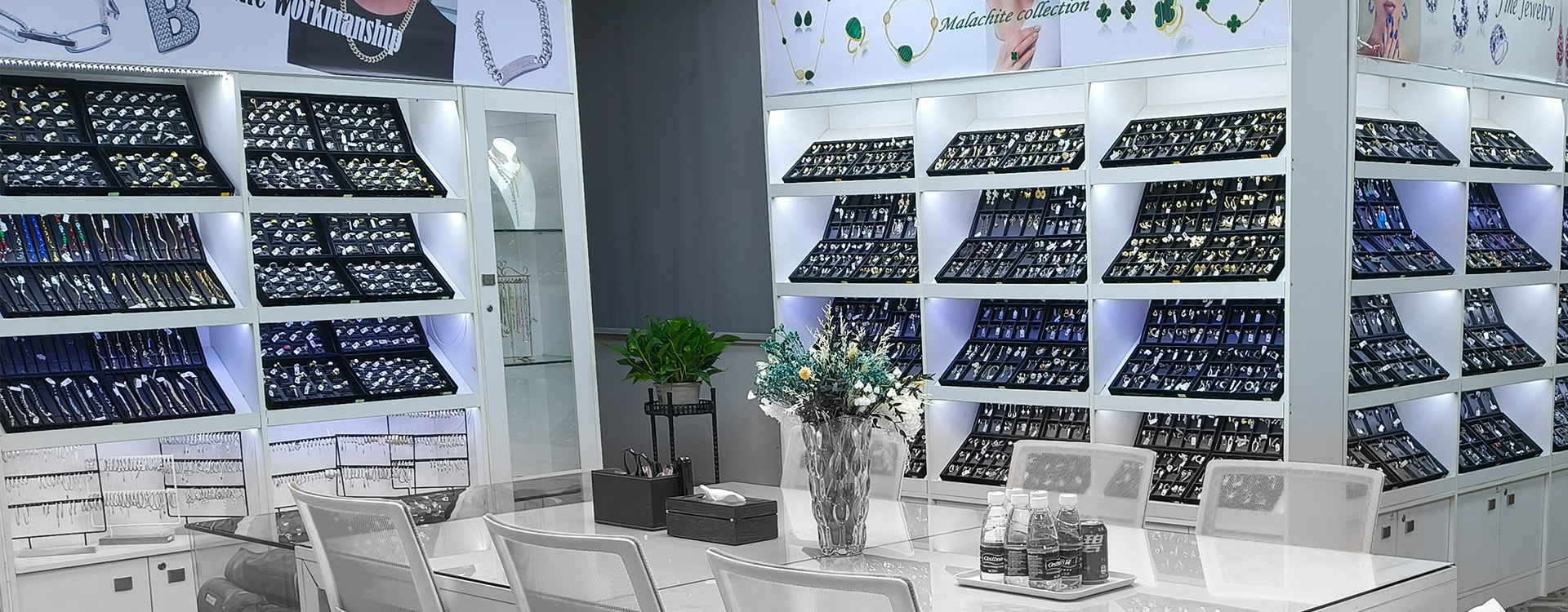 Professional Sterling Silver Jewelry Display Cases in Showroom