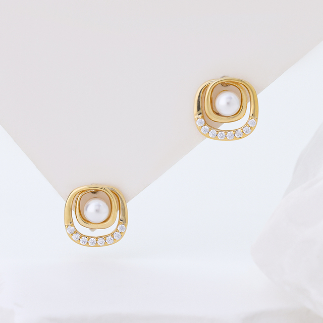 S925 Sterling Silver Twist Pearl Stud Earrings, Cubic Zirconia Inlaid Dainty Natural Freshwater Pearl Earrings for Women Elegant Daily Jewelry Gift